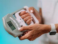 shutterstock_1825805573_Hand Dynamometer_Rokas dinamometrs.jpg