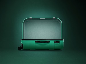 shutterstock_1989824438_Open ssuitcase_Atvērts koferis.jpg
