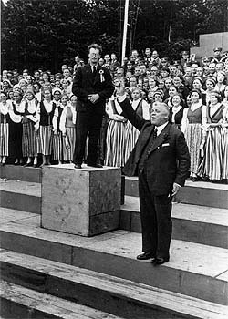 T_K_Ulmanis1938 dziesmu svētkos.jpg