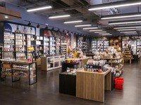 John Arehart Shutterstock_candle store_sveču veikals.jpg