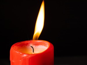 shutterstock_2223463523_Burning candle_Degoša svece.jpg