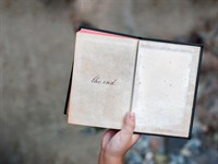 shutterstock_756198016_the end_beigas grāmatā.jpg