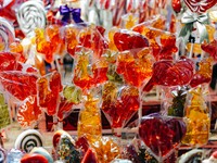 shutterstock_2384721929_lollipops cockerel figurines_konfektes gailīši uz kociņa.jpg