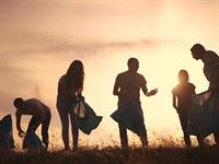 shutterstock_2350709317_volunteers collecting garbage_brīvprātīgie vāc atkritumus.jpg