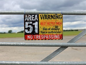 shutterstock_1456987301_Area 51 Warning Sign_zonas 51 brīdinājuma zīme.jpg