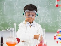 shutterstock_573747187_schoolboy doing a chemical experiment_skolēns taisa ķīmisku ekperimentu.jpg
