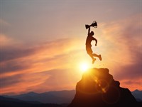 Shutterstock_2394898615_businessman jumps holding a trophy_biznesmenis lec, turot trofeju.jpg