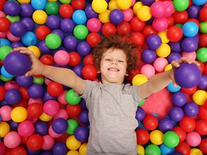 shutterstock_2424610877_boy in balls pool_zēns bumbiņu baseinā.jpg