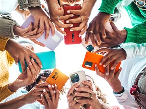 shutterstock_2388175837_group of people with smartphones_cilvēku grupa ar viedtālruņiem.jpg