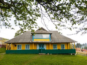 Shutterstock_1726116961_old traditional ukrainian house_Vecā tradicionālā ukraiņu māja.jpg