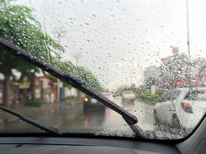 shutterstock_2504591163_Car windshield with rain drops_Mašīnas vējstikls ar lietus lāsēm.jpg