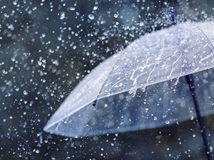 shutterstock_2176486433_umbrella under heavy rain_lietussargs zem stipra lietus.jpg