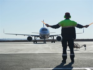Shutterstock_1842904897_airport employee_lidostas darbinieks.jpg