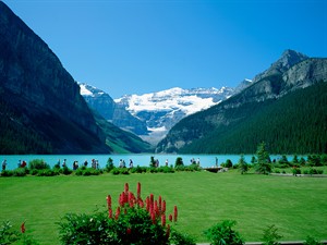 shutterstock_2400436681_Lake Louise in Banff National Park_Luīzas ezers Banfas nacionālajā parkā.jpg