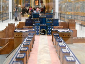 Kirk Fisher Shutterstock_ishtar gate and processional way_Ištaras vārti un procesiju ceļš.jpg