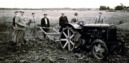 ulmanis pie traktora.jpg