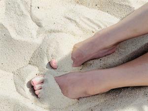 shutterstock_2376763199_feet in sand_kājas smiltīs.jpg