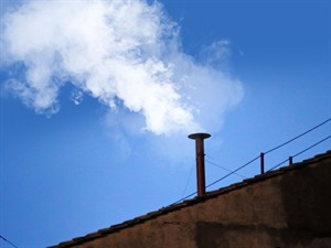 Shutterstock_2617112213_white smoke in Vatican_balti dūmi Vatikānā.jpg