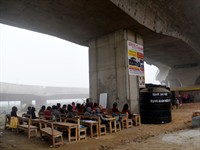 Talukdar David Shutterstock_children study at an improvised classroom under bridge_Bērni mācās improvizētā klasē zem tilta.jpg