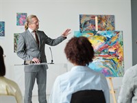 shutterstock_2312915137_gallery owner_galerijas īpašnieks.jpg