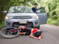 shutterstock_2307109853_car driver crashes into cyclist_mašīnas vadītājs notriec velosipēdistu.jpg