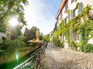 shutterstock_2578400081_Freiburg im Breisgau in Germany_Vācijas pilsēta Freiburga Brisgavā.jpg