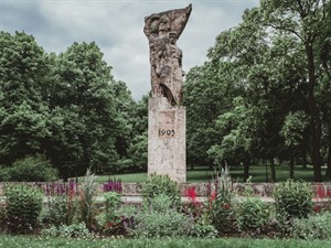 Dace Kundrate Shutterstock_monument in honour to the revolutioners_piemineklis revolucionāriem (1).jpg