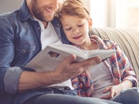 Shutterstock_523948429_dad and kid reading_tētis un bērns lasa.jpg