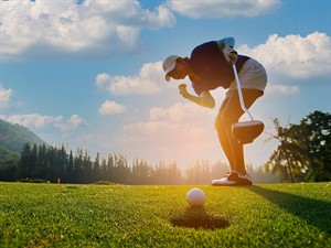 shutterstock_1917717896_playing golf_spēlē golfu.jpg