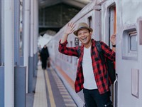 shutterstock_2649805155_asian man waving_āziešu vīrietis māj.jpg
