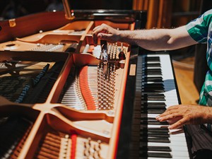 shutterstock_1200187465_Piano Tuner_Klavieru noskaņotājs.jpg