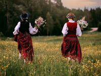 Shutterstock_2138290109_two latian girls in folk costumes_latviešu meitenes tautas tērpos.jpg