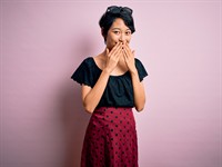 shutterstock_1783769423_shy asian girl_kautrīga āziešu meitene.jpg