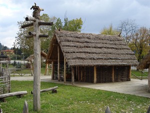 WIKI_20252508_1200px-Neolithic_house.jpeg