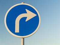 shutterstock_2190733033_Road sign blue right turn_Zila ceļa zīme labais pagrieziens.jpg