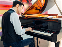 pianists pie flīģeļa.png