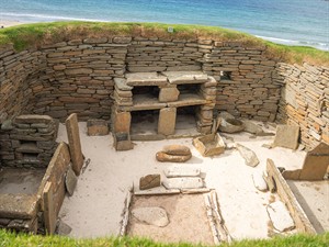 shutterstock_2499328419_neolithic house interior_neolīta mājas iekārtojums.jpg