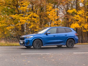 shutterstock_2698209841_car on autumn road_mašīna uz rudenīga ceļa.jpg