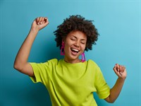 shutterstock_1760694062_girl happy_priecīga meitene.jpg