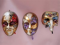 shutterstock_2195232323_Traditional Venetian masks_tradicionālās venēciešu maskas.jpg