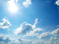 shutterstock_531074941_blue sky with sun_zilas debesis un saule.jpg