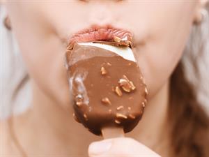 shutterstock_2459306829_eating ice cream_ēd saldējumu.jpg