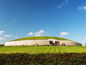 shutterstock_2024963429_Newgrange monument_Kurgāns Ņūgrendžā.jpg