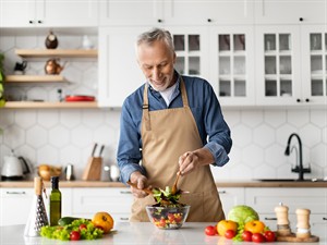 shutterstock_2343899699_man cooking_vīrietis gatavo.jpg