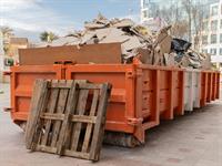 shutterstock_2136257069_overloaded dumpster_pārpildīta izgāztuve.jpg