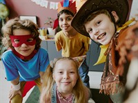 shutterstock_2675607341_children in costumes at party_bērni kostīmos ballītē.jpg
