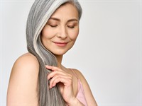 shutterstock_2103343874_grey hair woman_sirma sieviete.jpg