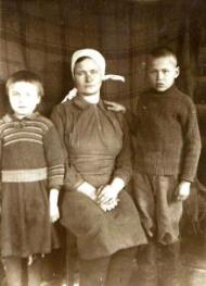 L_04_Alma Priede ar deelu Jaani un meitu Anniju Krasnojarskas apg..jpg