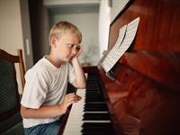 Shutterstock_196218281_little boy playing piano_mazs zēns spēlē klavieres.jpg