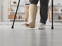 shutterstock_2409953807_girl on crutches_meitene uz kruķiem.jpg